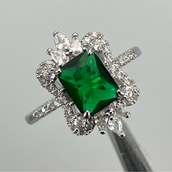 Beautiful Art Deco Radiant Cut Halo Green Emerald Diamond CZ Silver Plated Ring